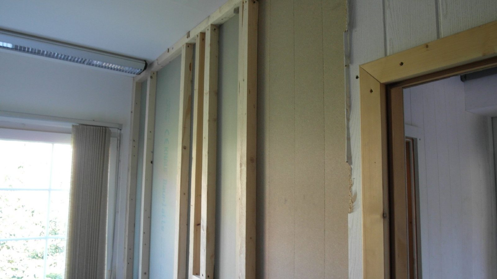 Leichtbauwand mit Metallständern im Bau
