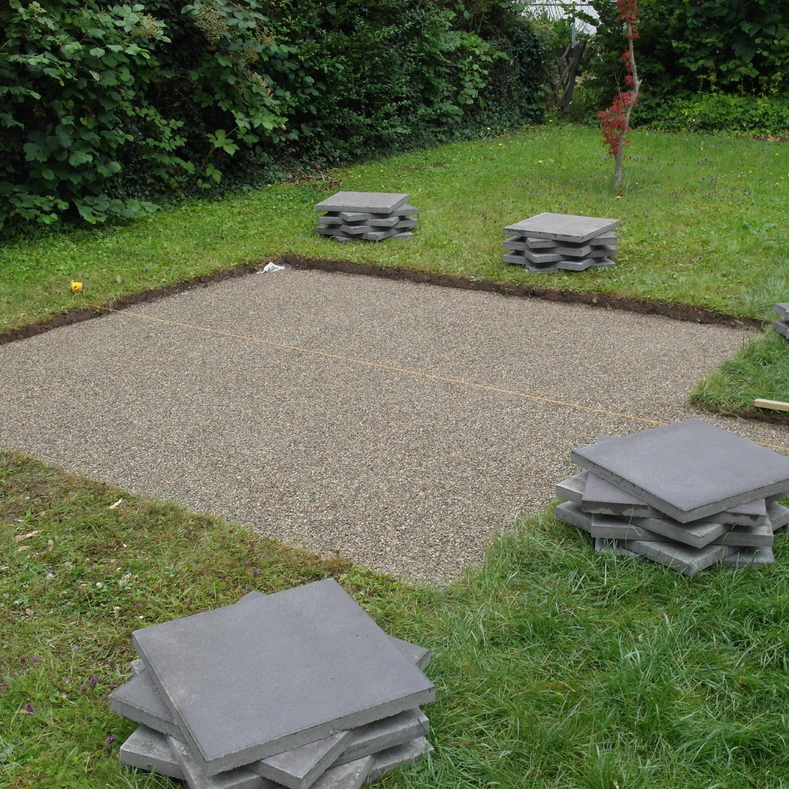 Gartensitzplatz mit Natursteinplatten in Arbeit