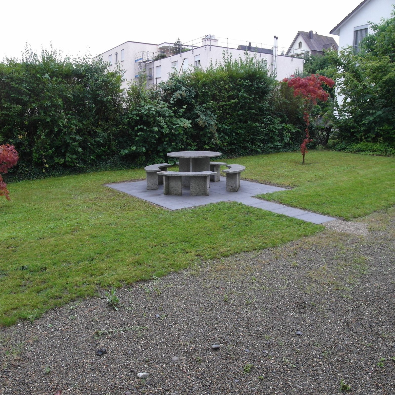 Fertiger Gartensitzplatz mit Steintisch