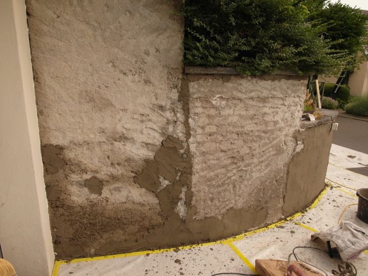 Umgebungsarbeiten, Verputzen der Gartenmauer