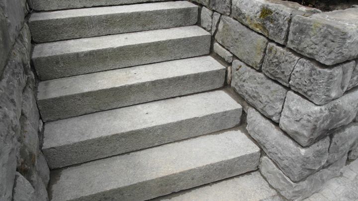 Umgebungsarbeiten, Natursteintreppe versetzen