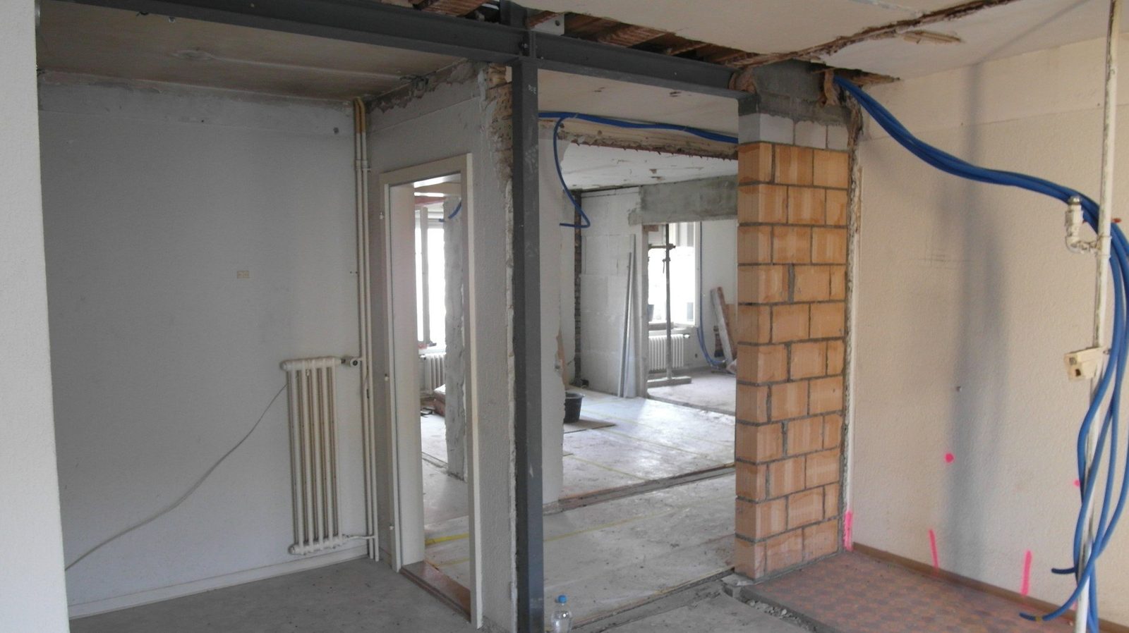 Baumeisterarbeiten und Einbau einer Stahlkonstruktion