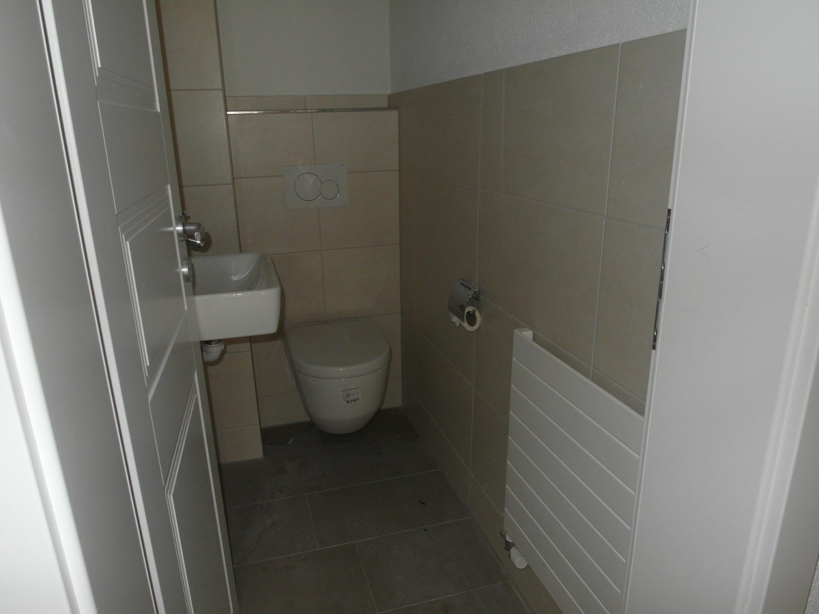 Gäste-WC nach Umbau inkl. Plattenarbeiten