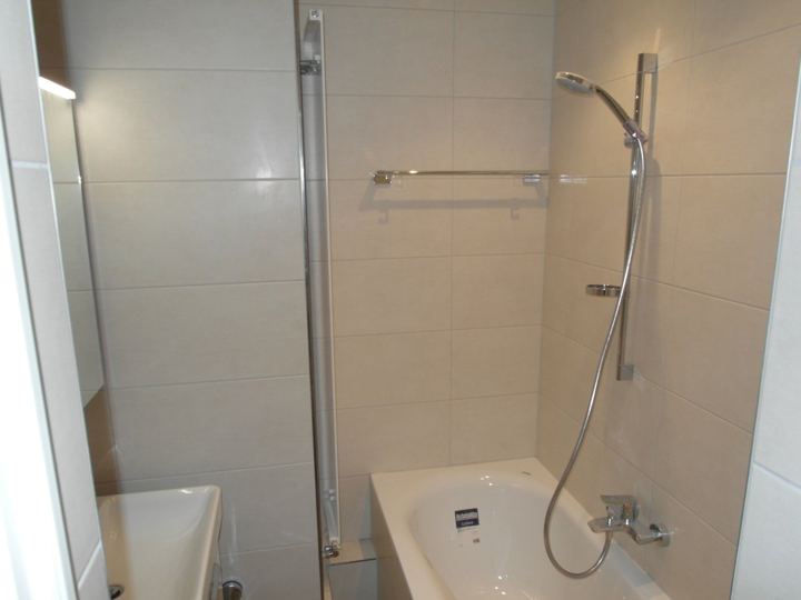 Badezimmer nach den Baumeisterarbeiten inkl. Plattenarbeiten