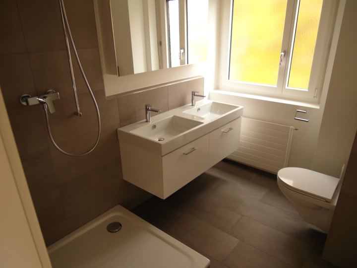 Badezimmer nach Gipser- und Plattenarbeiten